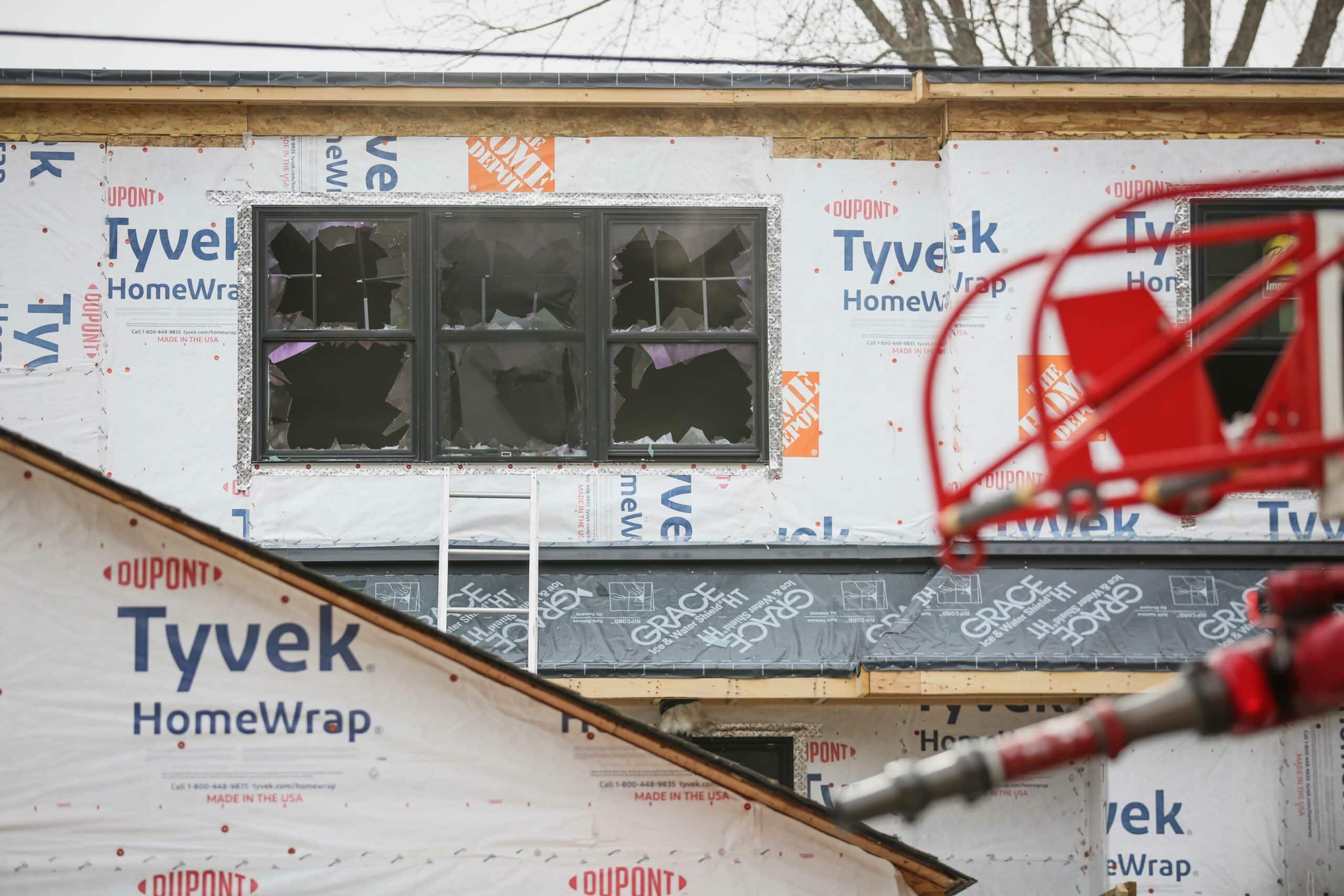 FIREFIGHTER INJURED IN FIRE INVOLVING HOSUE UNDER CONSTRUCTION