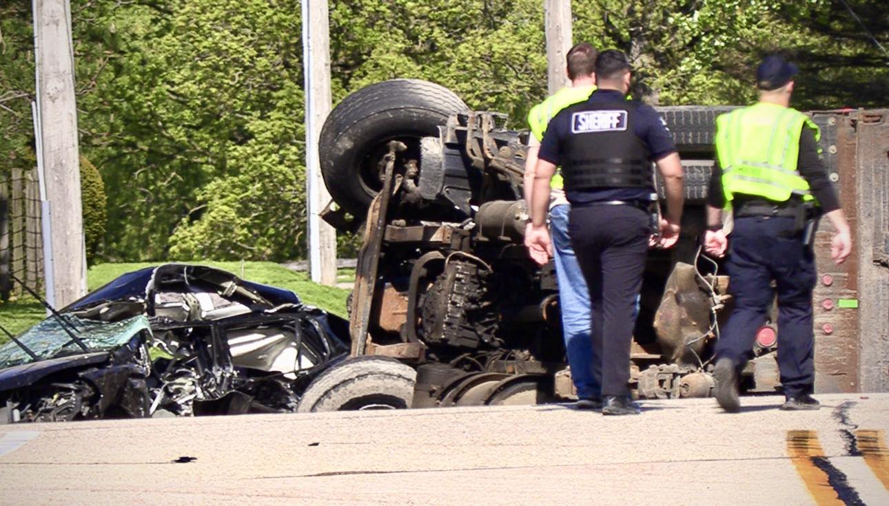 2 killed, 1 critically injured after dump truck rolls over during two-vehicle crash near Wauconda – Lake and McHenry County Scanner